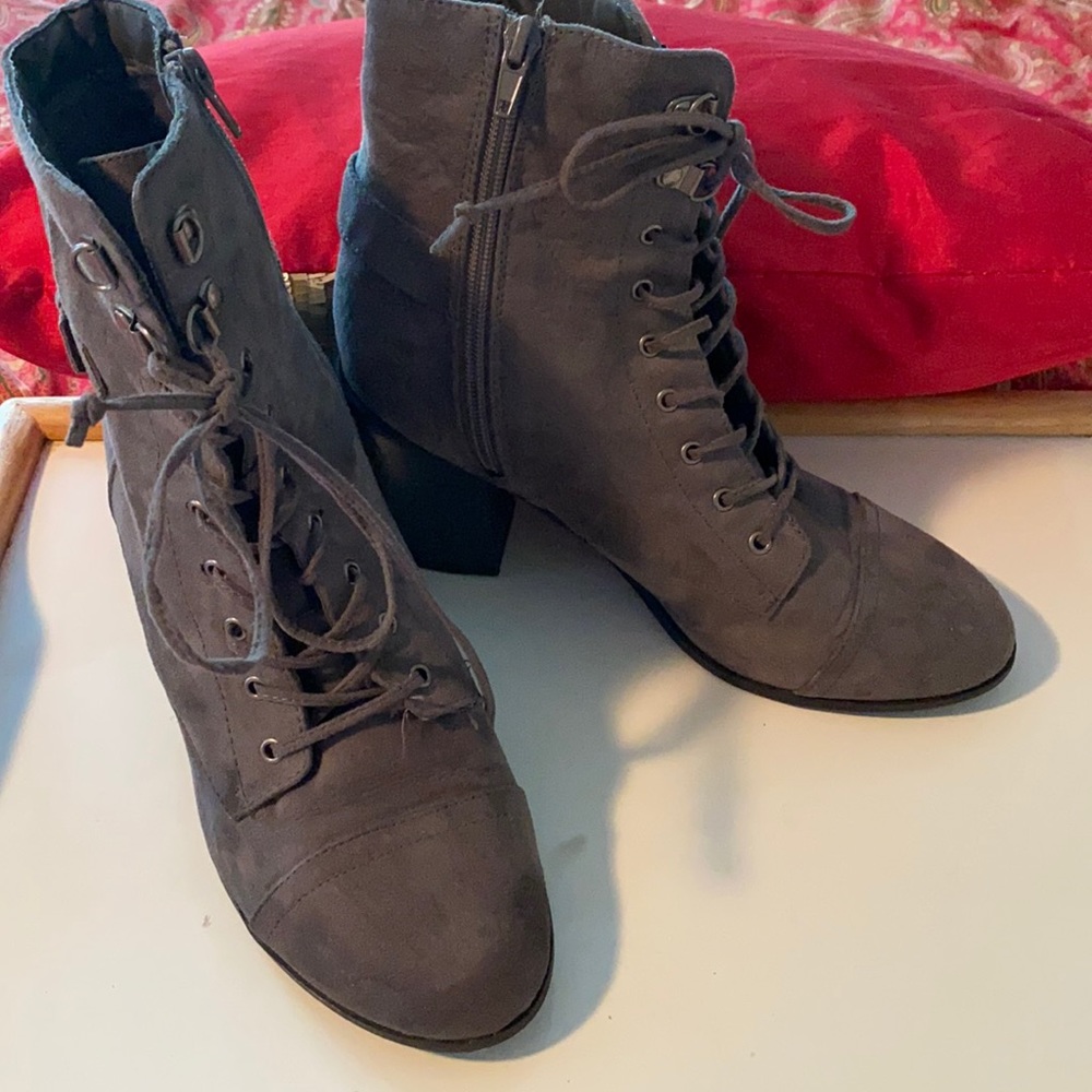 Gray lace up Report boot